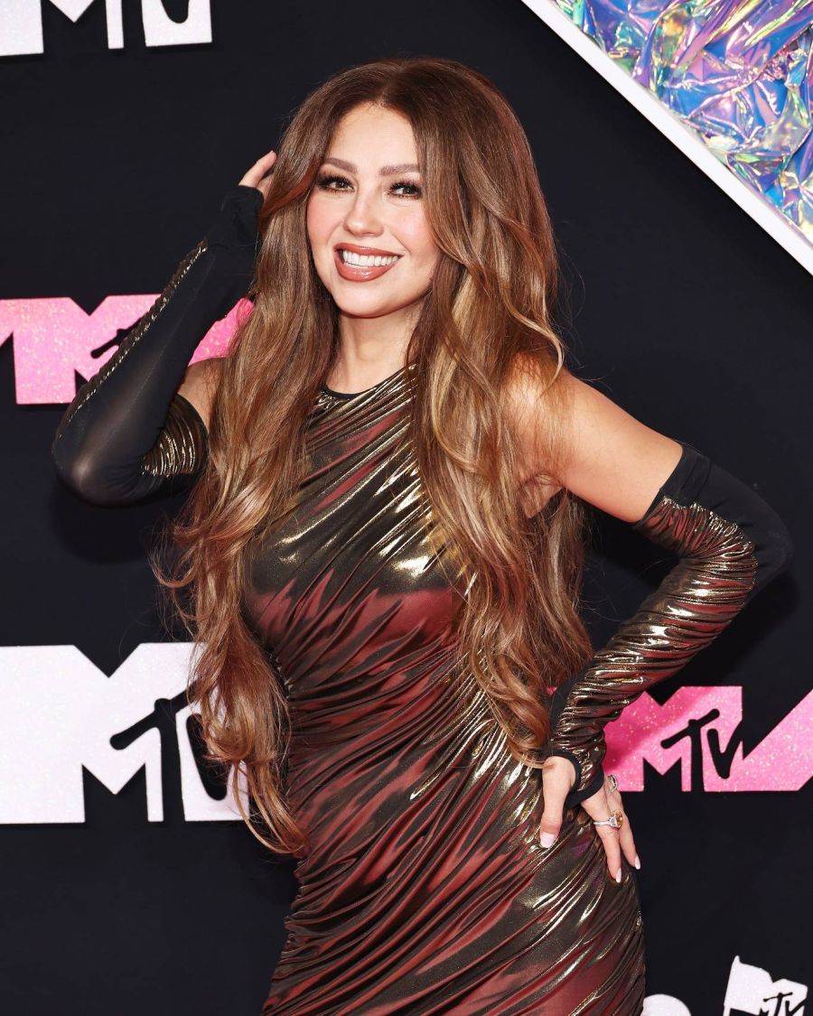 Dorado y mucha piel: el look de Shakira para los premios MTV VMAS