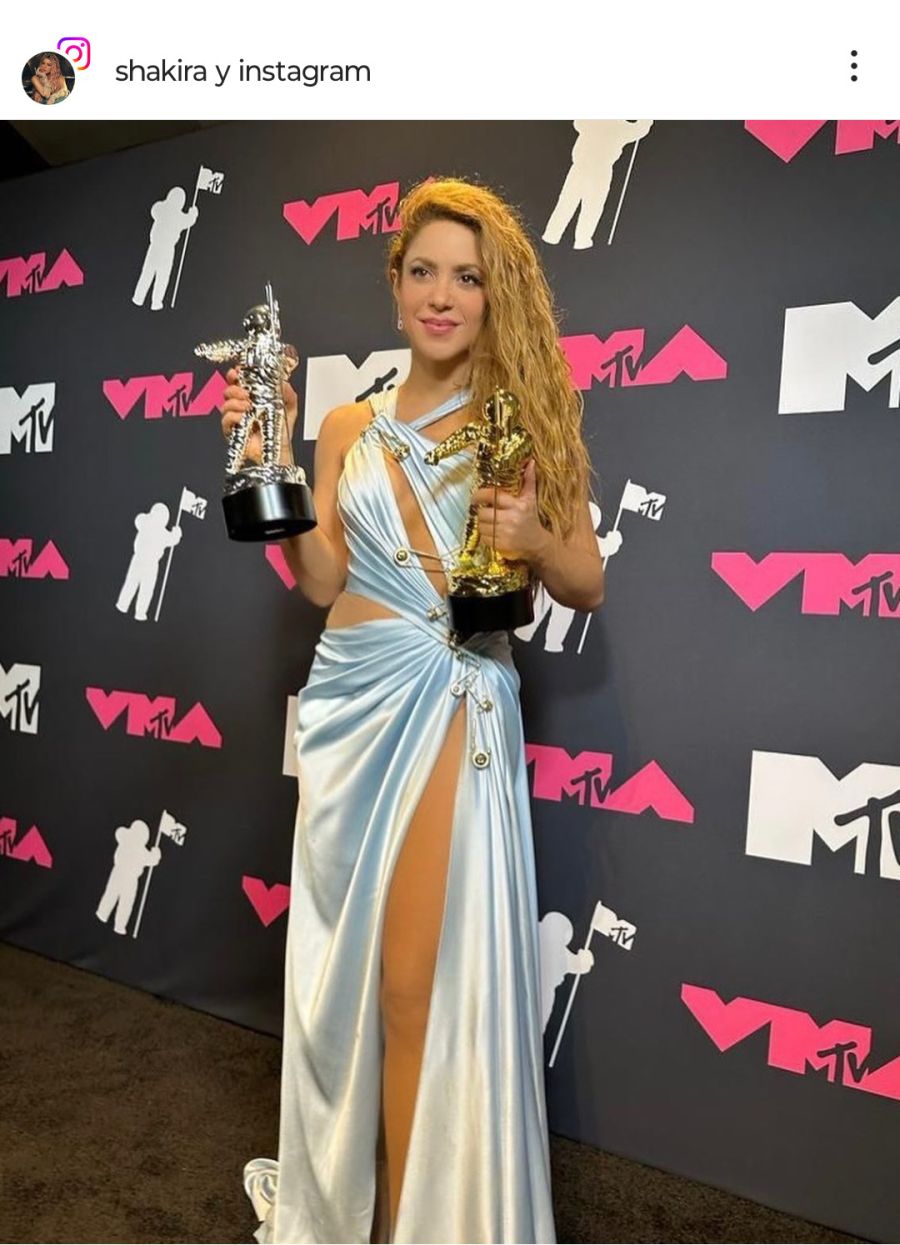 Shakira lució dos increíbles vestidos Versace en su regreso a los MTV VMAs