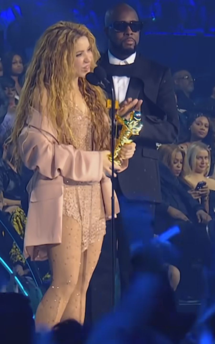 Shakira lució dos increíbles vestidos Versace en su regreso a los MTV VMAs