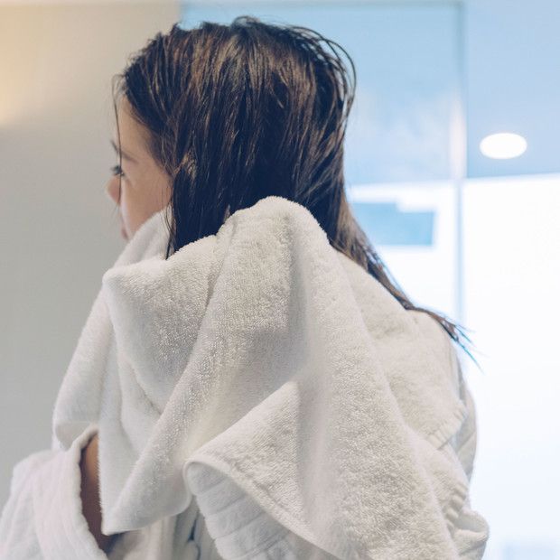 Cómo evitar el frizz del cabello: alternativas al uso de calor