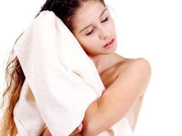 Cómo evitar el frizz del cabello: alternativas al uso de calor