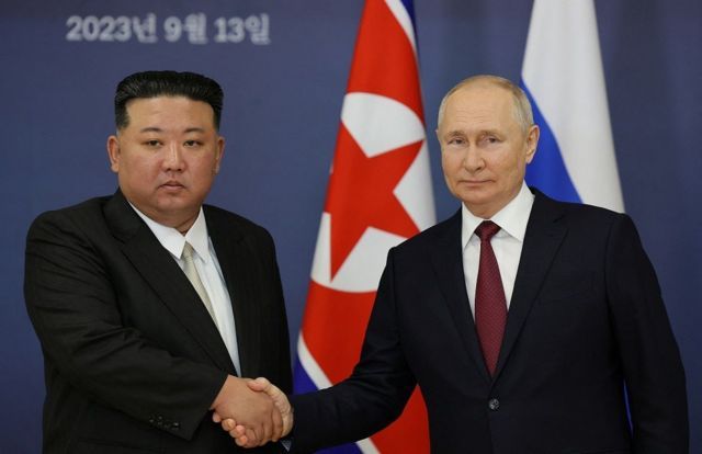 El líder norcoreano Kim Jong Un, con su homólogo ruso, Vladimir Putin. 