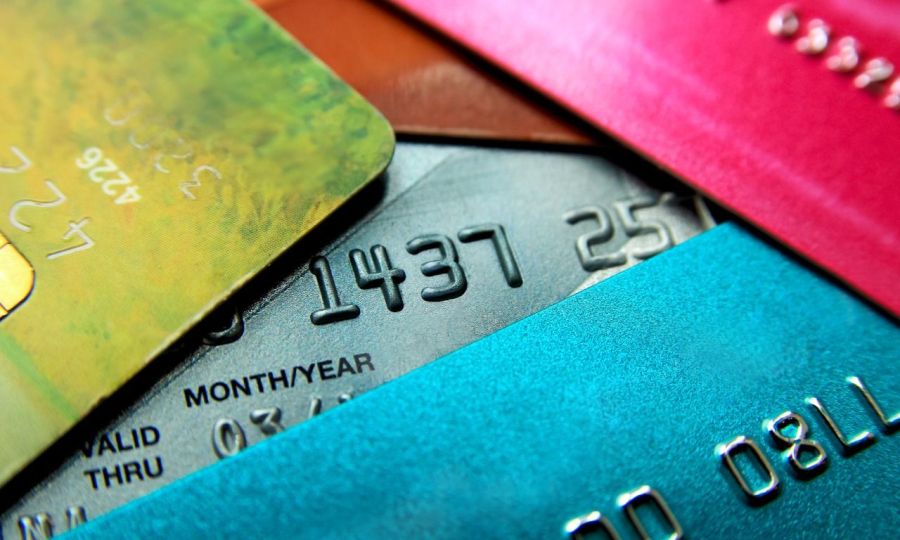 El fraude cibernético en el que falsifican y copian tarjetas bancarias es uno de los delitos más convencionales.