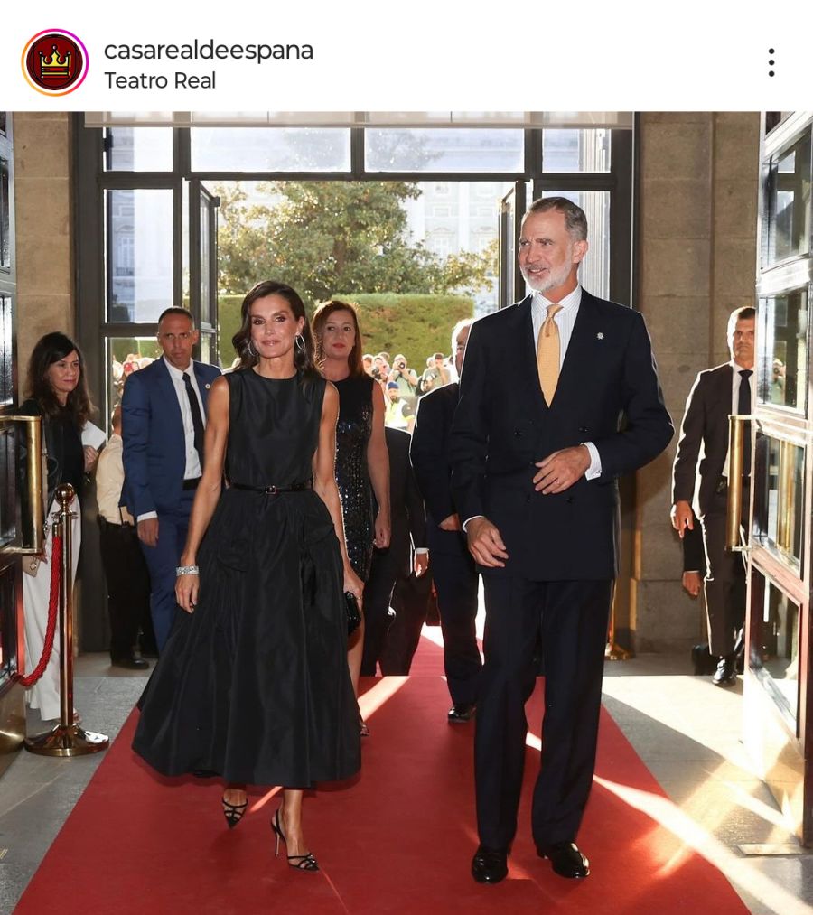 La reina Letizia luce clásico vestido negro y elegantes zapatos  transparentes