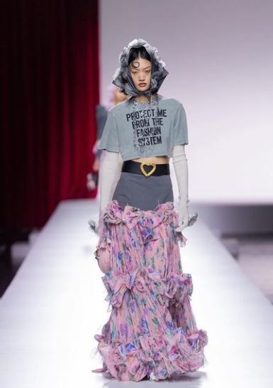 Milan Fashion Week Primavera Verano 2024: Moschino rinde homenaje a su fundador