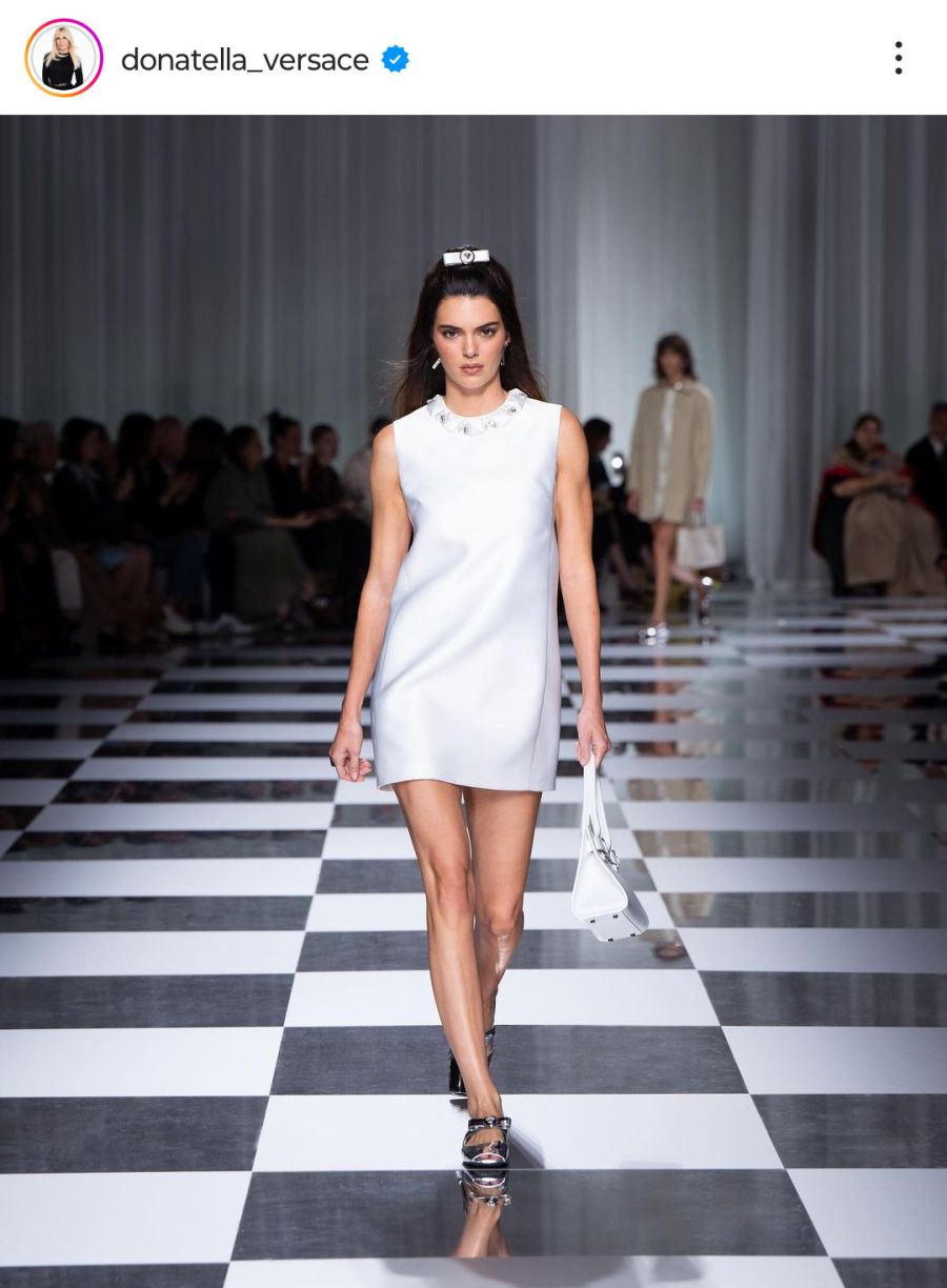Versace 2024, la colección que trajo a Claudia Schiffer de regreso a las pasarelas