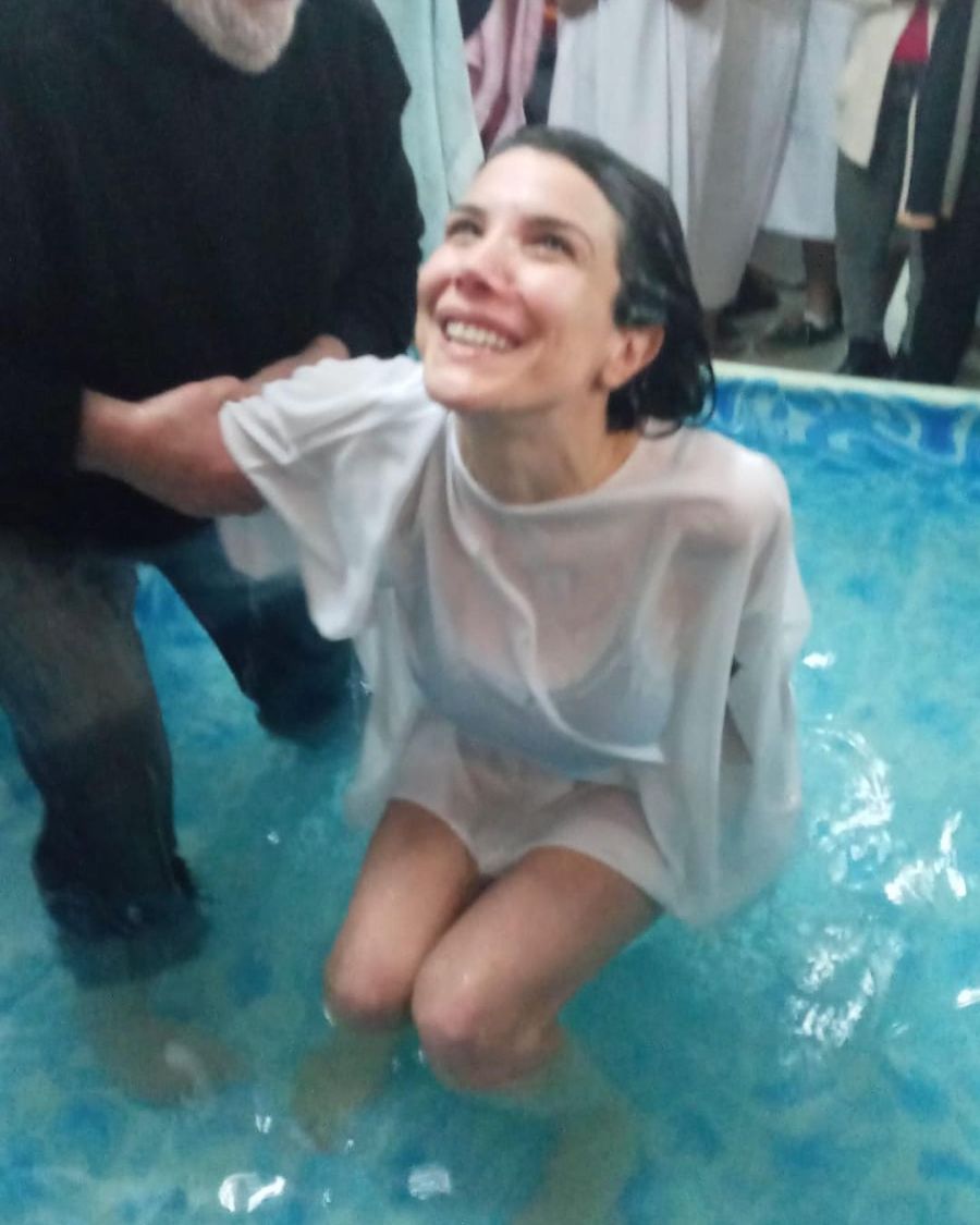 Andrea Rincón sorprendió a todos con un video bautizándose 