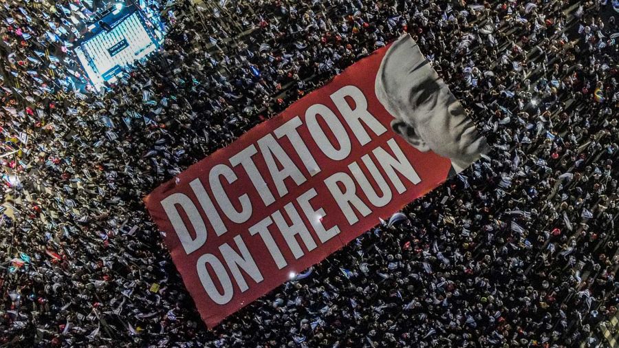 Fotogaleria Esta vista aérea muestra a los manifestantes desplegando una pancarta gigante contra el primer ministro israelí, Benjamin Netanyahu, durante una manifestación contra el plan de reforma judicial