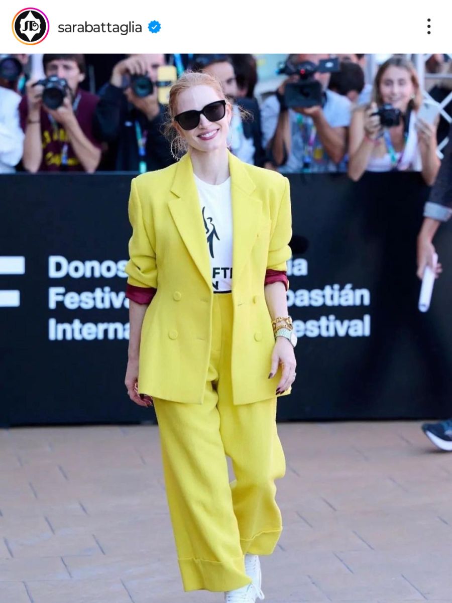 Jessica Chastain se luce con un traje amarillo y remera en apoyo a la huelga de Hollywood