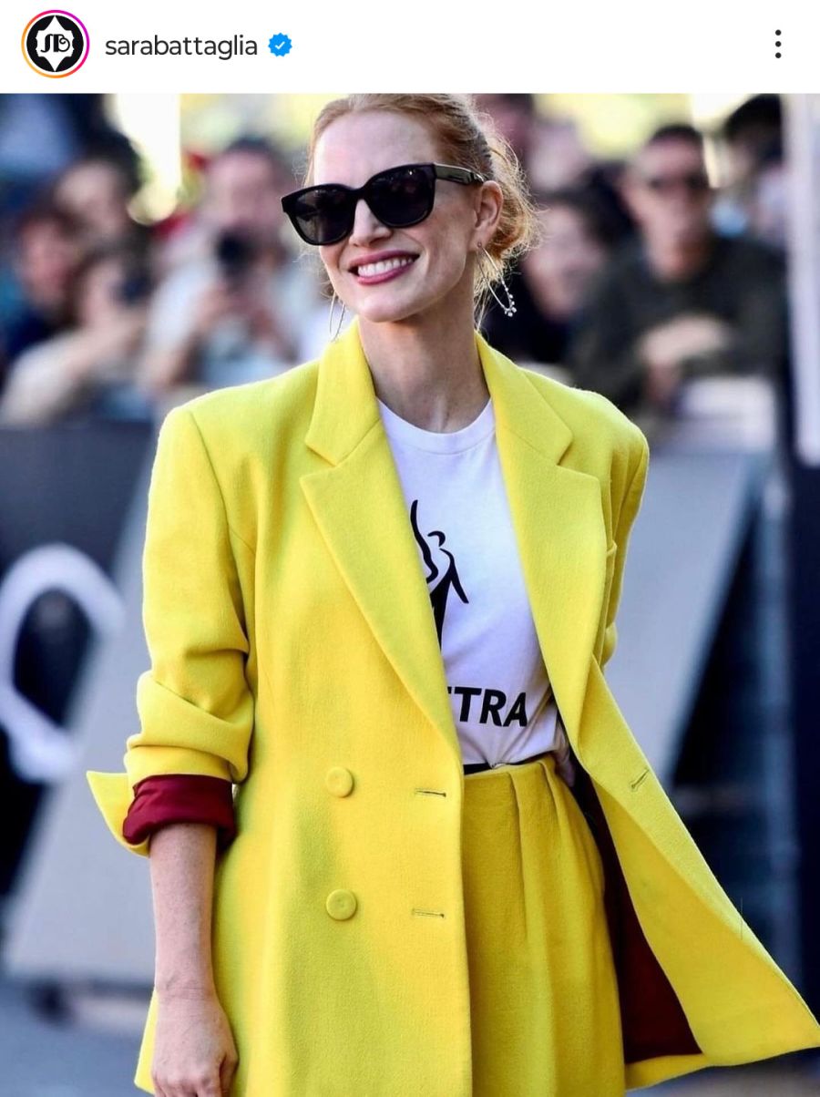 Jessica Chastain se luce con un traje amarillo y remera en apoyo a la huelga de Hollywood