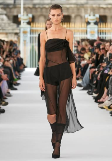 Givenchy en Paris Fashion Week, pasarela de elegancia pura