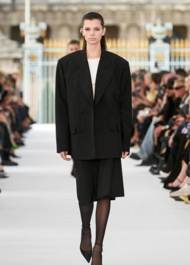 Givenchy en Paris Fashion Week, pasarela de elegancia pura