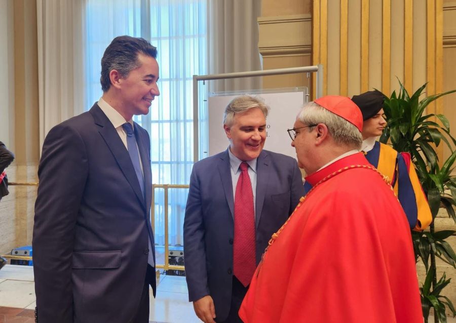 El Cardenal Angel Rossi con Llaryora y Calvo