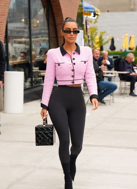 Kim Kardashian: chaqueta vintage de Chanel y leggins 