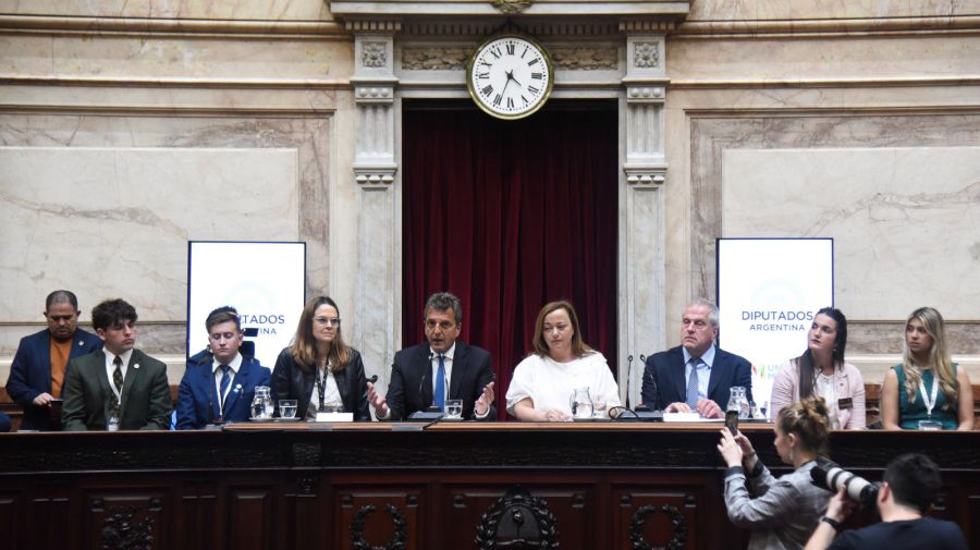 Massa y Cecilia Moreau encabezaron un encuentro con estudiantes de todo el país en Diputados.