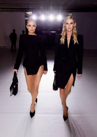 Paris Hilton desfila para Mugler en la Semana de la Moda de Paris