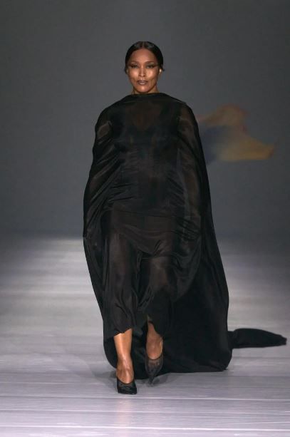 Paris Hilton desfila para Mugler en la Semana de la Moda de Paris
