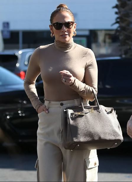El look casual de Jennifer Lopez para ir de Shopping con pantalón cargo y jersey