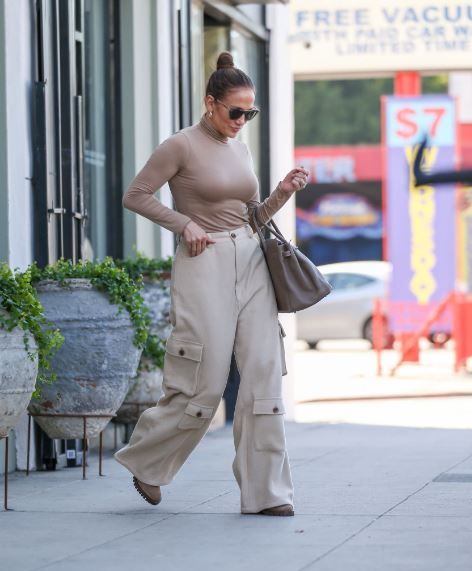El look casual de Jennifer Lopez para ir de Shopping con pantalón cargo y jersey