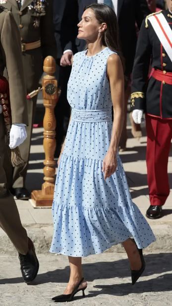 La reina Letizia elige un vestido de lunares sostenible para la jura de Leonor