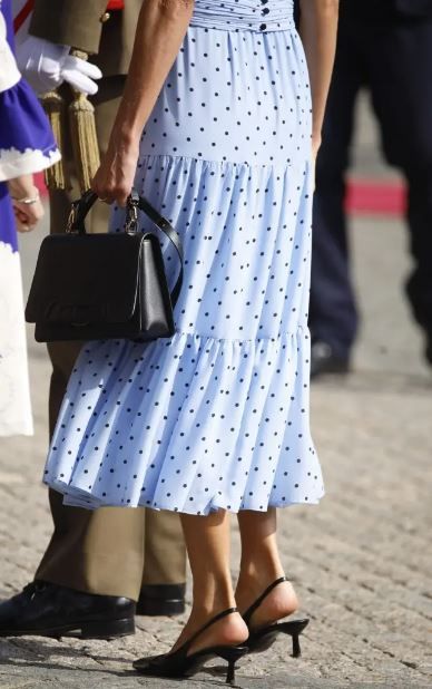 La reina Letizia elige un vestido de lunares sostenible para la jura de Leonor
