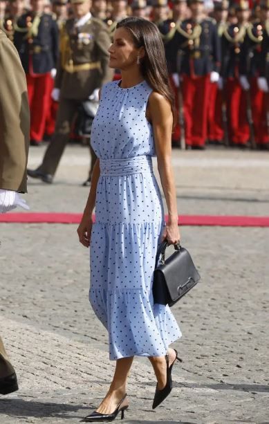 La reina Letizia elige un vestido de lunares sostenible para la jura de Leonor