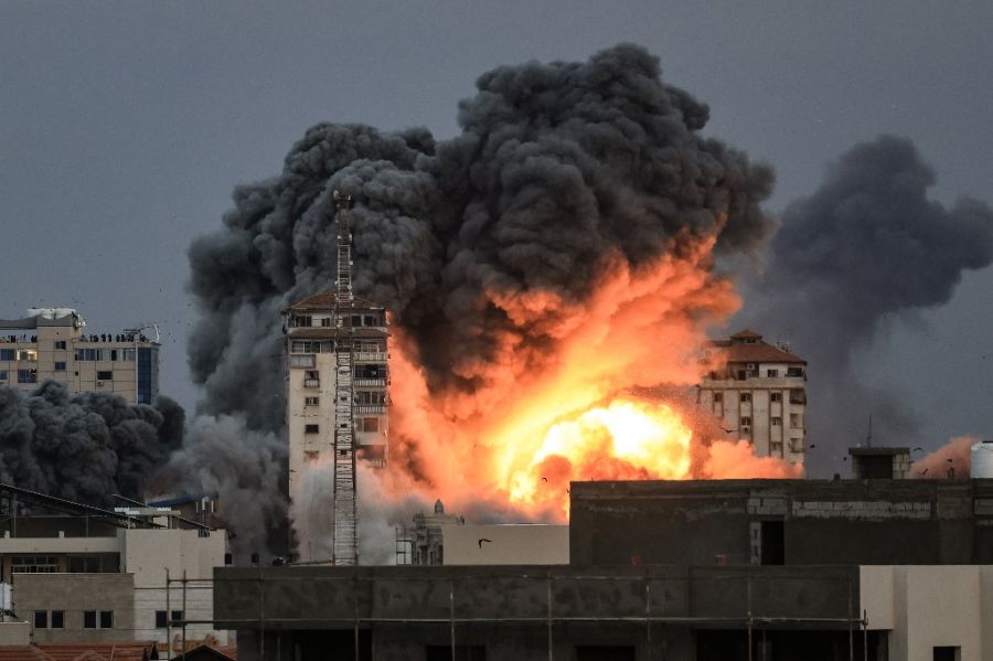 Un edificio en Gaza, alcanzado por los ataques aéreos israelíes en represalia a los misilies lanzados por palestinos desde la mañana sobre territorio judío. 