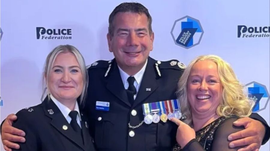 Policía inglés con medalla de las Malvinas a pesar de no haber participado de la guerra g_20231010