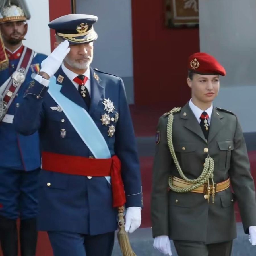Los Reyes Felipe y Letizia junto a La Princesa Leonor encabezaron el desfile militar del 12 de octubre