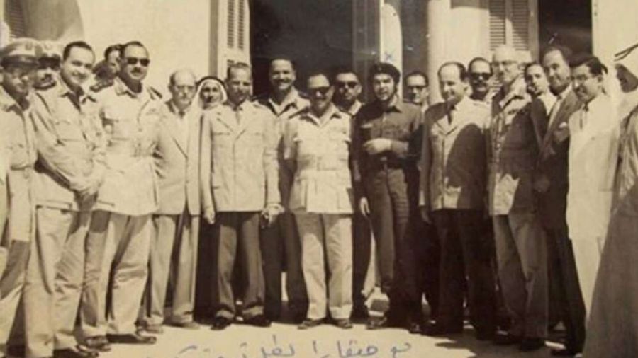 Guevara, en el medio con uniforme oscuro, durante su visita a Gaza.