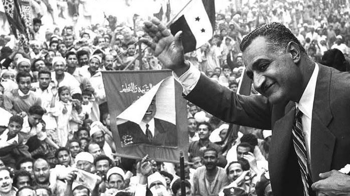 Nasser en Egipto, saludando a sus seguidores en 1960.