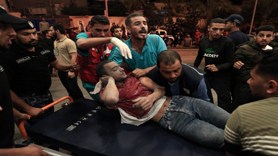 20231014 Un hombre herido es trasladado de urgencia a un hospital tras un ataque israelí contra Khan Yunis, en el sur de la Franja de Gaza, el 14 de octubre de 2023