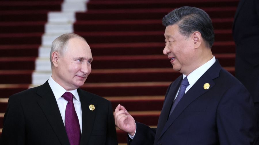 Fotogaleria Esta fotografía muestra al presidente ruso Vladimir Putin y al presidente chino Xi Jinping interactuando durante una ceremonia de bienvenida en el Tercer Foro de la Franja y la Ruta en Beijing