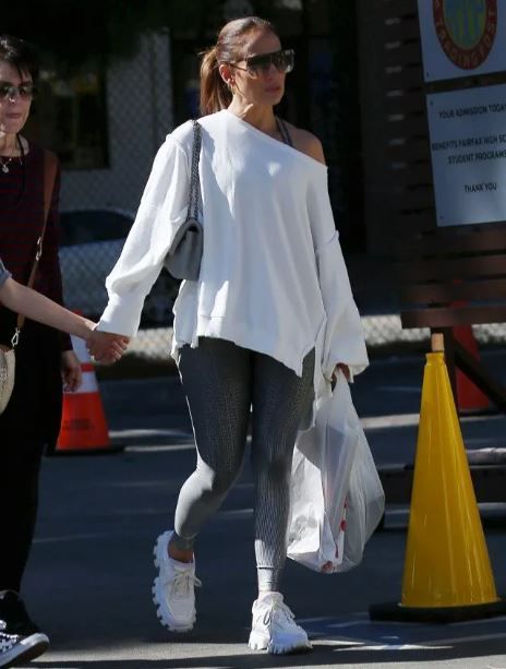 Las zapatillas blancas de Jennifer Lopez de lujo que vas a querer para tus looks casuales