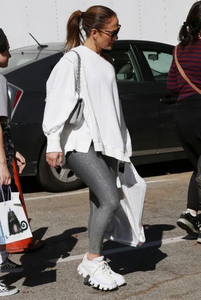 Las zapatillas blancas de Jennifer Lopez de lujo que vas a querer para tus looks casuales