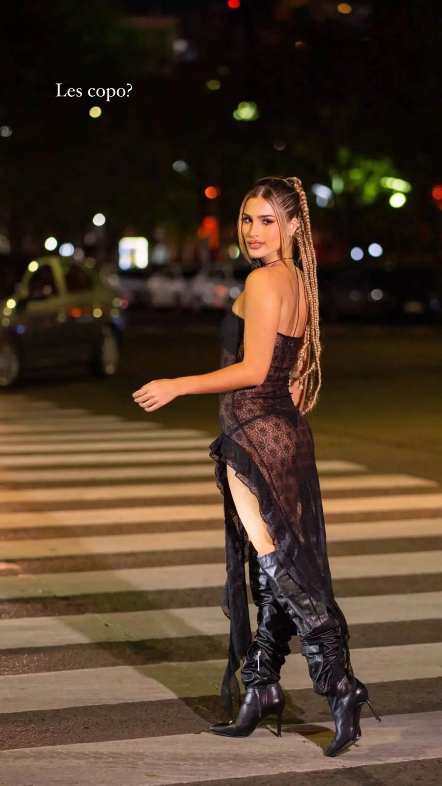 Julieta Poggio lució un vestido lencero con transparencias que detuvo miradas