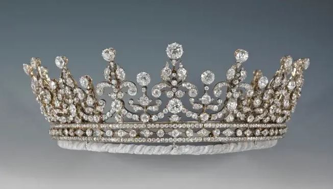 La tiara de la Reina Isabel II que ahora lleva la Reina Camilla Parker: una joya llena de historia