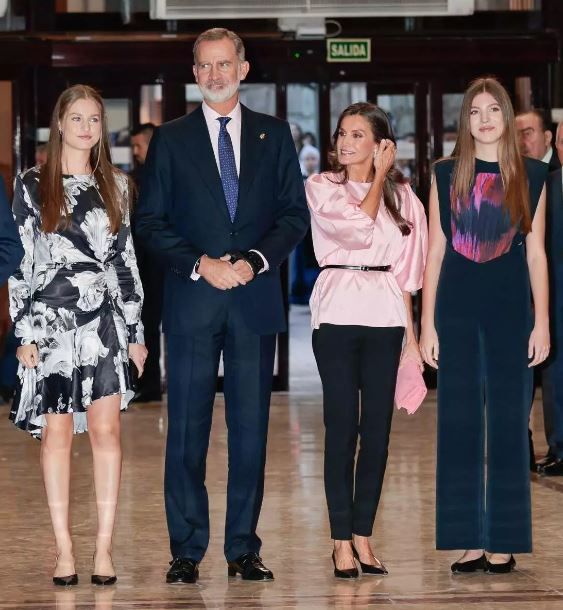 Las jóvenes royals, Princesa Leonor e Infanta Sofía, brillan en los Premios Princesa de Asturias