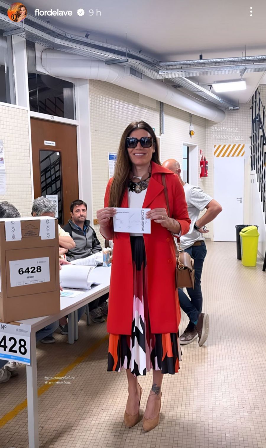 Elecciones 2023: Flor de la V compartió el 'vestite conmigo' de su increíble look industria argentina para votar