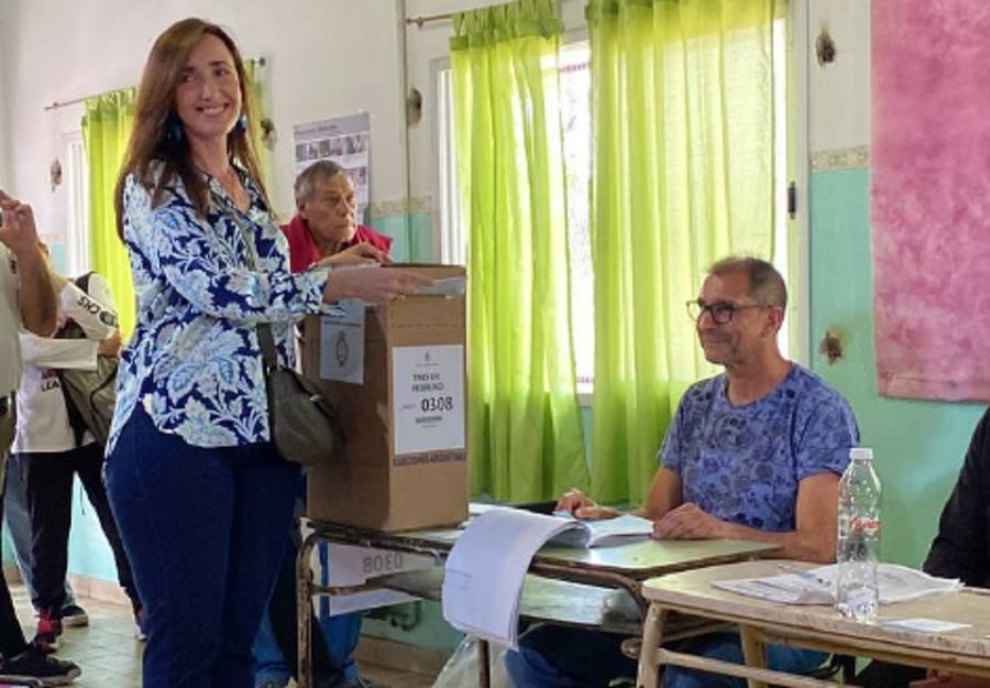 La candidata a vicepresidenta por LLA, Victoria Villarruel emitió su voto