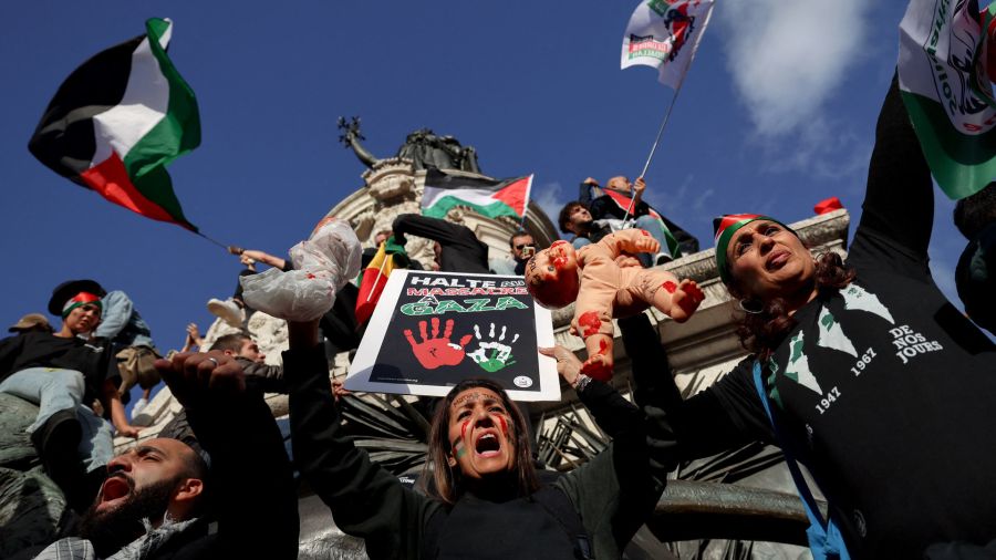 Fotogaleria Los manifestantes cantan mientras se encuentran en el Monumento a la República durante una manifestación pidiendo la paz en Gaza, en la Plaza de la República en París