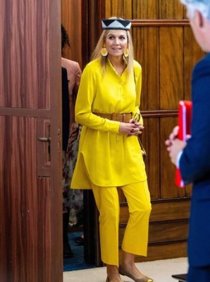 La reina Máxima de gira en África, sorprende con un total look amarillo perfecto para la primavera 