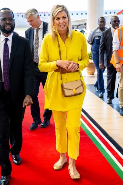 La reina Máxima de gira en África, sorprende con un total look amarillo perfecto para la primavera 