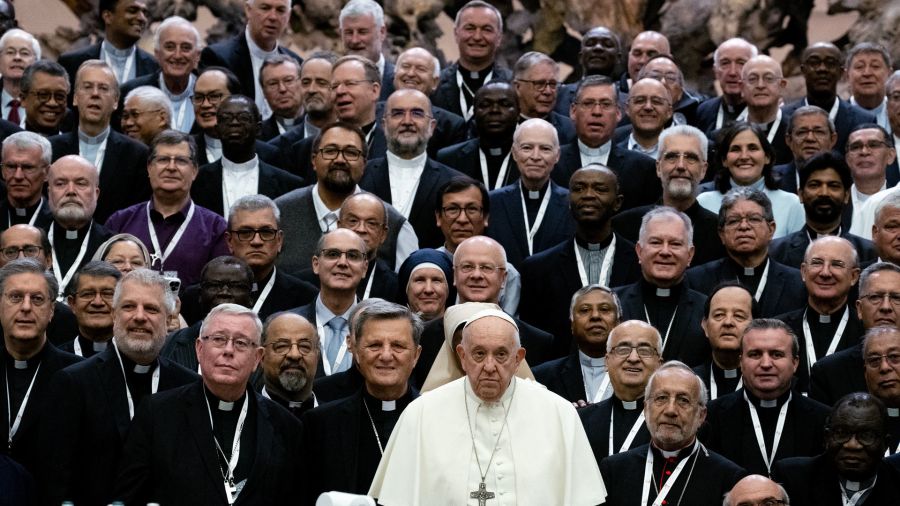 Fotogaleria El Papa Francisco posa para una fotografía con los participantes del Sínodo de los Obispos en el Aula Pablo VI del Vaticano