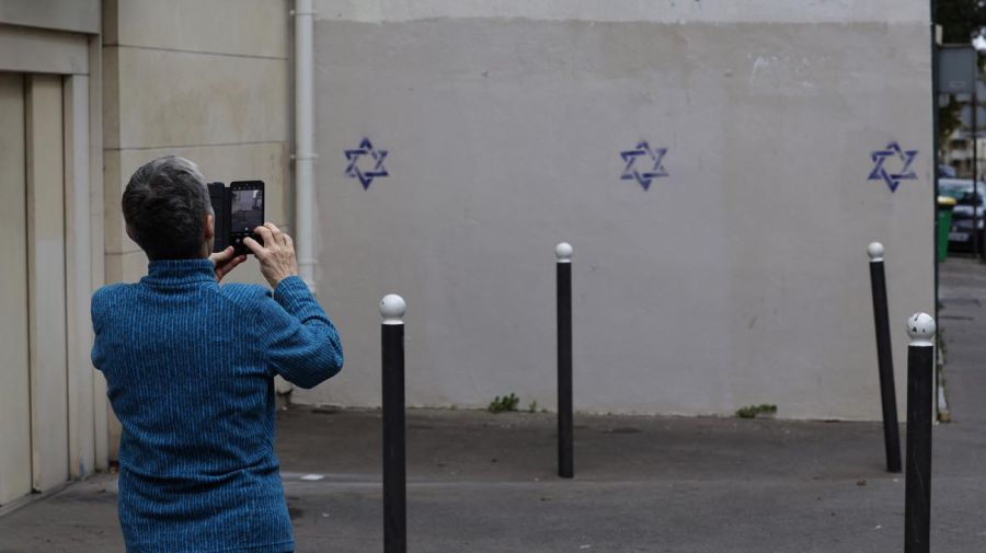 Pintadas con la estrella de David en barrios de París, Francia