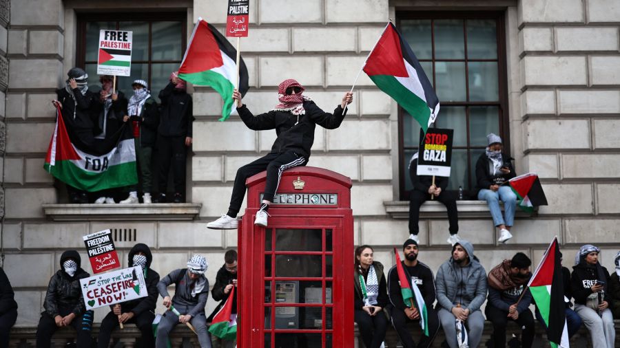 Fotogaleria Un manifestante ondea banderas palestinas sentado en una cabina telefónica roja en Whitehall durante la 