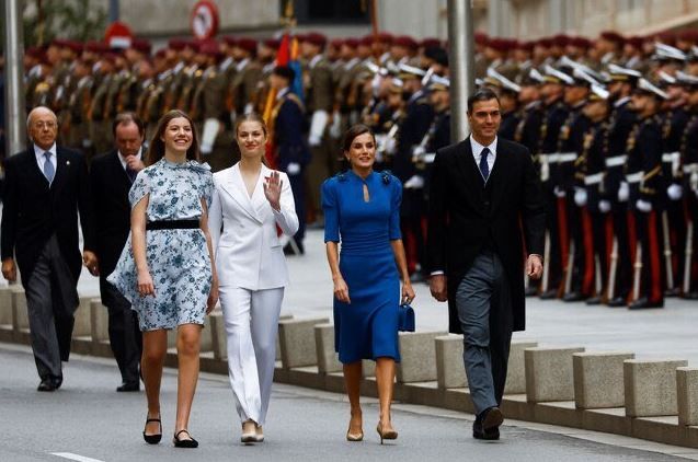 La reina Letizia recicla un elegante vesstido de Carolina Herrera en la jura de la princesa Leonor