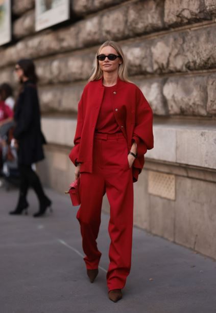 Cherry red: el color de la temporada en la moda primavera-verano 2023