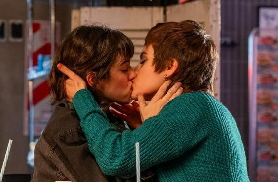 El beso entre Bruna y Mora en Buenos Chicos