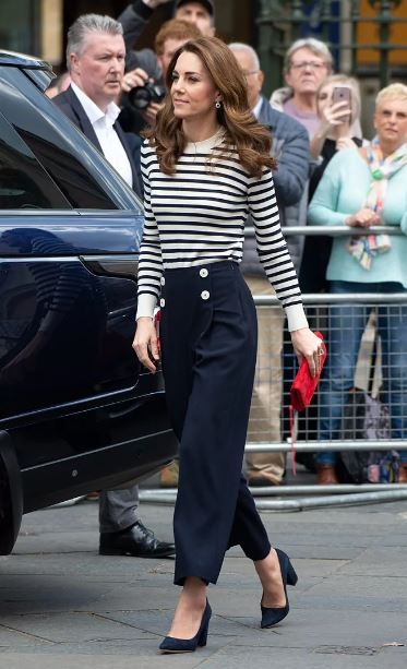 El elegante estilo de Kate con su jersey de rayas: combinado con shorts y blazer